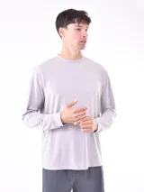 Remera negra de manga larga con cuello redondo.