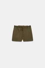 Shorts de tiro medio confeccionados en hilatura con mezcla de viscosa, con estampado de rayas verticales, cintura elástica con cordón de ajuste y bolsillos laterales ocultos.