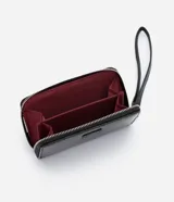 Billetera pequeña marca Satinato, color negro, confeccionada en PU con textura. Cuenta con cierre perimetral, divisiones internas y correa lateral de mano.