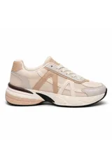 Zapatilla urbana York con diseño chunky, combinada en tonos beige, tostado y detalles en negro y gris. Confeccionada con paneles de malla transpirable y superposiciones sintéticas, cuenta con suela gruesa amortiguada y cordones tono sobre tono.