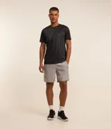 Remera deportiva Get Over de manga corta y cuello redondo, en color verde militar con diseño de paneles con textura geométrica. Confeccionada en tejido de poliéster respirable con tecnología Dry y protección UV.