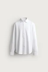 Camisa regular fit de manga larga con diseño de rayas verticales celestes y blancas, cuello italiano y cierre frontal con botones.