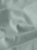 Vestido midi Calvin Klein Jeans color verde claro, de corte ajustado, con cuello redondo, mangas cortas, frunce lateral y abertura en el ruedo.