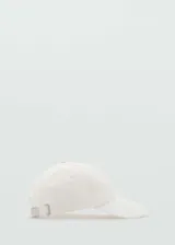 Gorra tipo baseball de color blanco, confeccionada en algodón, con visera curva y cierre metálico regulable en la parte posterior.