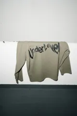 Crewneck de rústico piqué color verde militar con estampado en el frente y la espalda. Mangas ranglan.