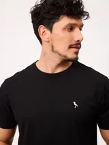 Remera de manga corta color azul, con cuello redondo y diseño clásico, confeccionada con un pequeño logo bordado en el pecho.
