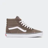 Championes Vans modelo Sk8-Hi de caña alta, confeccionados en una combinación de lona y gamuza color marrón. Presentan el diseño clásico con la banda lateral blanca, cordones blancos, cuello acolchado para mayor sujeción y suela de caucho con patrón waffle para un agarre firme.