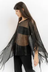 Poncho de tejido abierto color cobre con acabado brillante, decorado con pequeñas piedras incrustadas y flecos en los bordes.