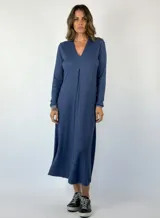 Vestido midi de punto color azul, con escote en V, manga larga y detalle de pliegue central en el frente.