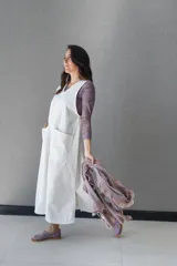 Vestido blanco de gabardina de algodón, corte evasé, sin mangas, con cuello redondo y bolsillo delantero.