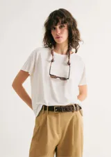 Blusa de manga corta en color blanco, con cuello redondo y corte holgado.