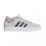 Championes de skate Adidas modelo Tyshawn, color gris claro con las icónicas tres rayas laterales en azul oscuro. Presenta detalles en rojo y azul en el talón, suela blanca y el nombre del modelo grabado en dorado en el lateral.