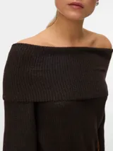 Sweater de punto con diseño off-shoulder, mangas largas y puños anchos. Presenta una textura acanalada fina y un calce regular.
