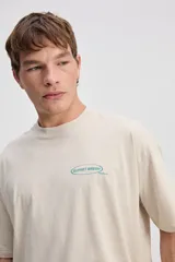 Remera boxy de algodón color negro, con diseño estampado en la espalda que incluye texto y el logo de la marca.