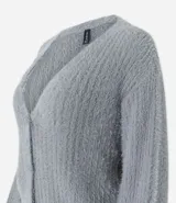 Cárdigan corto de punto color gris, con escote en V, cierre frontal con botones y mangas largas abullonadas.