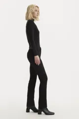 Jeans negros de tiro alto, ajustados en cadera y muslos, con diseño de pierna recta y cierre en bragueta.