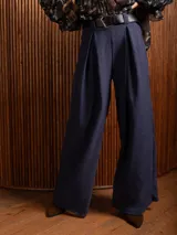 Pantalón palazzo de tiro alto en color azul, con pinzas frontales, bolsillos laterales y cintura elástica.