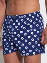 Bóxer Kevingston de algodón blanco con estampado integral de labios rojos. Cuenta con cintura elastizada y etiqueta de la marca en el frente.