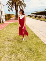 Vestido de fiesta fucsia con escote y espalda de cuero, tajos laterales con hilo metálico y terminación con flecos.