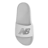 Chancletas New Balance unisex modelo 200, color gris claro con logo en relieve en la tira superior.