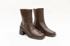 Bota de cuero color marrón chocolate, de caña media, punta cuadrada y taco bloque.