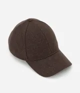 Gorra con visera curva de fieltro color tostado y ajuste trasero por velcro.