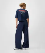 Pantalón deportivo Get Over de corte recto y suelto, confeccionado en microfibra azul marino con cintura elastizada y vivo lateral en color blanco.