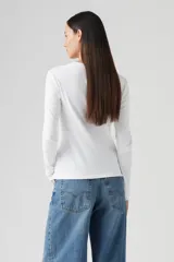 Remera blanca de manga larga con cuello redondo y el logo de Levi's en rojo bordado en el pecho.