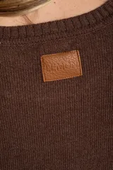 Sweater marrón con rayas horizontales blancas, de corte holgado y manga larga. Tejido suave y liviano de viscosa, poliéster y poliamida.