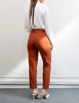 Pantalón de vestir color celeste, de corte recto y largo tobillero. Confeccionado en gabardina elastizada. Marca Zac & Rachel.