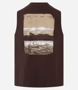 Musculosa de algodón color marrón oscuro, con cuello redondo y sin mangas. Presenta un estampado lineal minimalista en el centro del pecho.