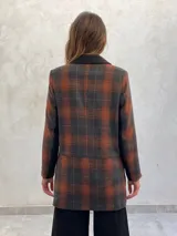 Tapado largo con diseño de cuadros en tonos verde y naranja, de textura suave y abrigada.