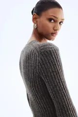 Vestido corto de punto acanalado con diseño entallado, cuello redondo, mangas largas y falda con leve vuelo.