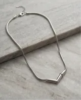Collar de acero con cadena tipo serpiente y dije central rígido en forma de V.