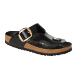 Sandalia tipo ojota Birkenstock modelo Gizeh con diseño de tira de dedo, confeccionada en cuero negro con acabado brillante. Presenta una hebilla grande de metal dorado y plantilla anatómica de corcho y látex con suela de goma.
