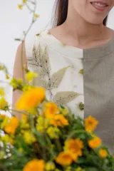 Blusa sin mangas con diseño color block en verde y estampado floral.