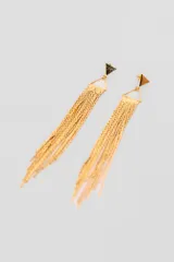 Par de caravanas colgantes doradas con forma de triángulo y flecos de cadena fina.