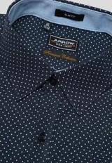 Camisa de vestir azul marino con microestampado de lunares blancos, de corte regular, manga larga, cuello inglés y cierre frontal con botones.