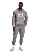 Buzo con capucha Under Armour modelo Rival Fleece, color gris jaspeado. Presenta el logo de la marca estampado en blanco en el pecho, bolsillo tipo canguro delantero, mangas largas con puños acanalados y cordones ajustables en la capucha.