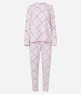 Pijama largo de fleece color rosa claro con estampado de corazones. Incluye un buzo de manga larga con cuello redondo y un pantalón largo con cintura elástica.