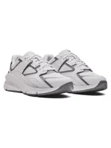 Championes Under Armour modelo Forge 96 Lthr Rissue, de diseño retro inspirado en los años 90. Presentan una combinación de malla y cuero en tonos blanco y gris, con detalles en película de TPU para mayor durabilidad. Cuentan con entresuela mejorada para confort diario y suela de goma completa.