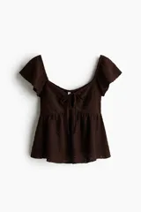 Blusa marrón de punto pointelle con textura, escote corazón, detalle cut-out con cordón de ajuste en el busto, mangas cortas circulares con volados y diseño acampanado.