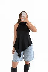 Top satinado negro de cuello halter y espalda descubierta, con caída fluida y diseño asimétrico en pico.
