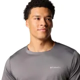 Remera deportiva gris de manga corta, con tecnología Omni-Wick para secado rápido y costuras unidas para mayor comodidad.