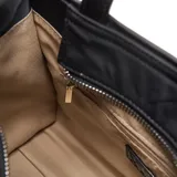 Bandolera negra de tela técnica con doble compartimento frontal con cierre, manijas cortas y correa larga ajustable. Incluye detalle de llavero trenzado y logo circular de la marca Extra Large en el frente.