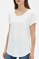 Remera de manga corta color blanco con cuello redondo y dobladillo redondeado.