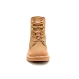 Bota de caña media Caterpillar modelo Colorado, confeccionada en una combinación de gamuza y canvas color marrón. Presenta cierre con cordones, ojales metálicos dorados, suela de goma dentada y logo de la marca en el lateral.