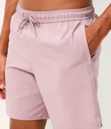 Bermuda deportiva Get Over para hombre, color negro, confeccionada en tejido tecnológico de poliéster con elastano. Presenta cintura elástica con cordón ajustable y bolsillos laterales con cierre.