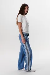 Jean de corte recto y tiro medio, confeccionado en denim con un diseño de lavado en dos tonalidades de azul y detalle de bordado lateral a contratono.