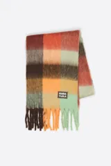 Bufanda de tejido cepillado con estampado de cuadros multicolor y flecos en los extremos. Incluye etiqueta de la marca Bimba y Lola cosida en la parte frontal.